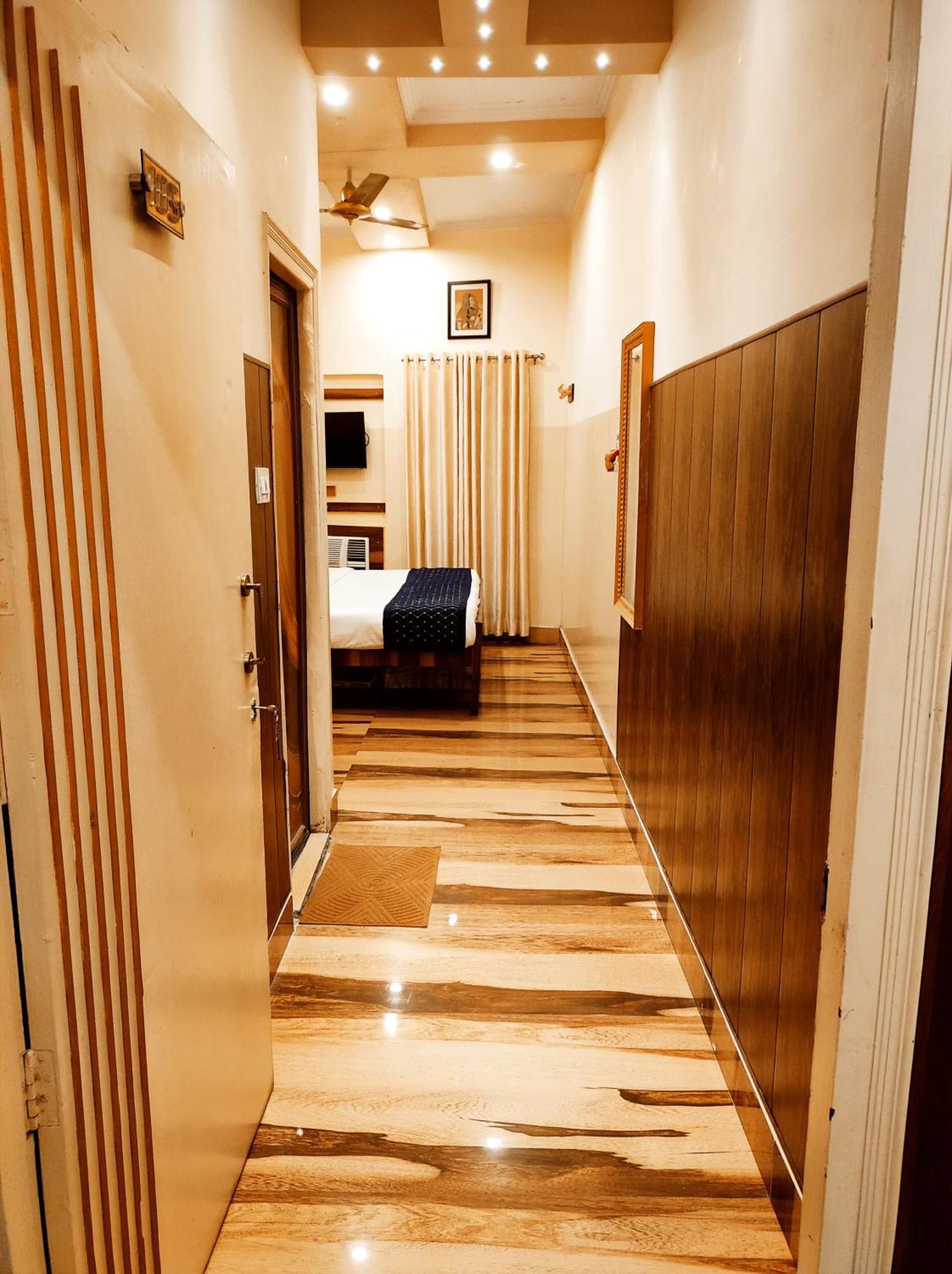 Bhagyashree Guest House 2 Km To Vishwanath Temple, Ganga Ghat Parking Available Varanasi Exterior photo
